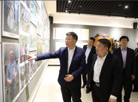 吉林省教育厅副厅长孙长智参观我校二楼非遗博物馆.jpg