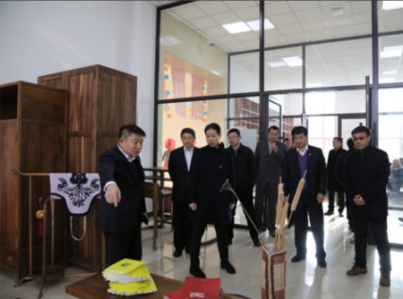 吉林省教育厅厅长李晓杰参观我校非遗衍生品陈列室.jpg